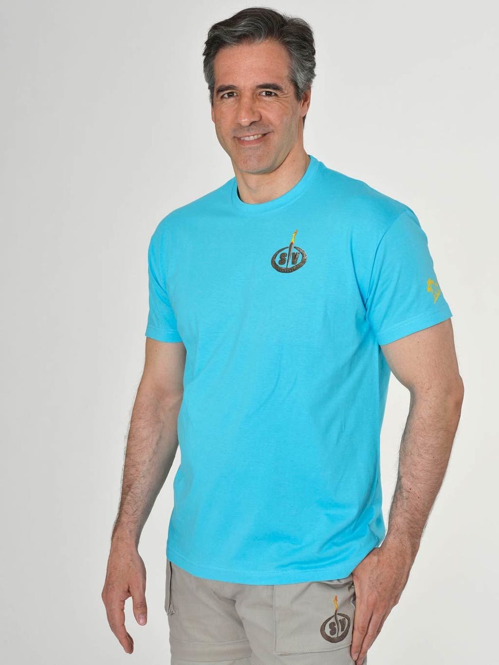 Arm, Blue, Sleeve, Human body, Shoulder, Elbow, Standing, Joint, Collar, T-shirt, 