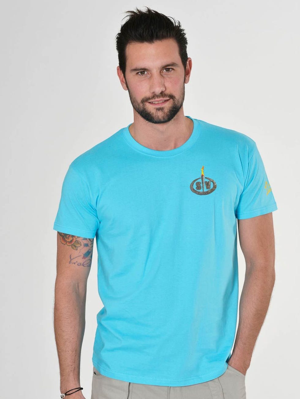 Human, Blue, Sleeve, Shoulder, Facial hair, Elbow, Standing, Joint, T-shirt, Teal, 