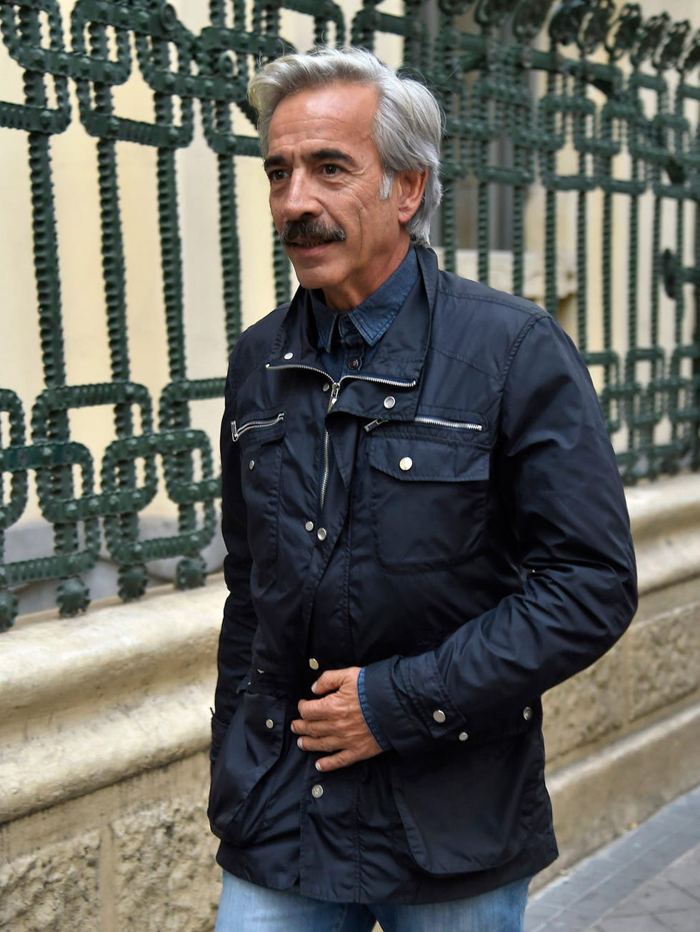 Clothing, Jacket, Sleeve, Denim, Textile, Outerwear, Collar, Jeans, Street fashion, Pocket, 