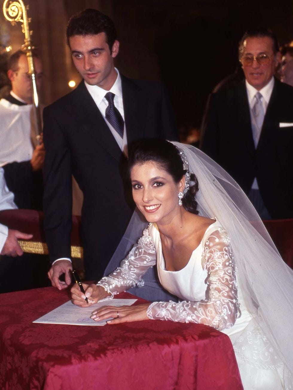 Clothing, Hair, Face, Coat, Event, Bridal veil, Bridal clothing, Veil, Suit, Textile, 