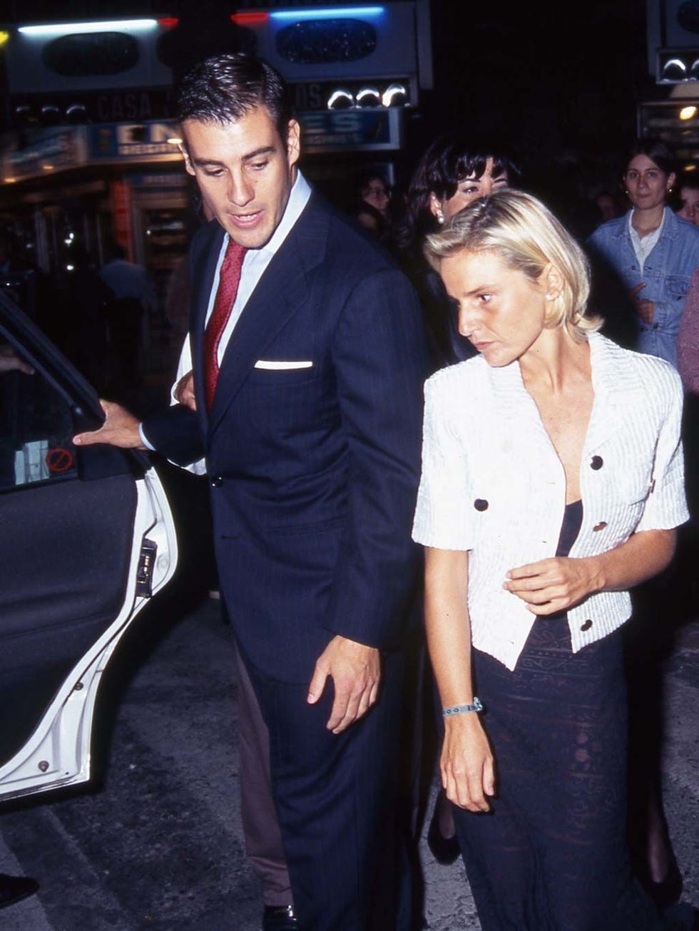 Hair, Dress shirt, Collar, Suit trousers, Formal wear, Tie, Blazer, Employment, White-collar worker, Pocket, 