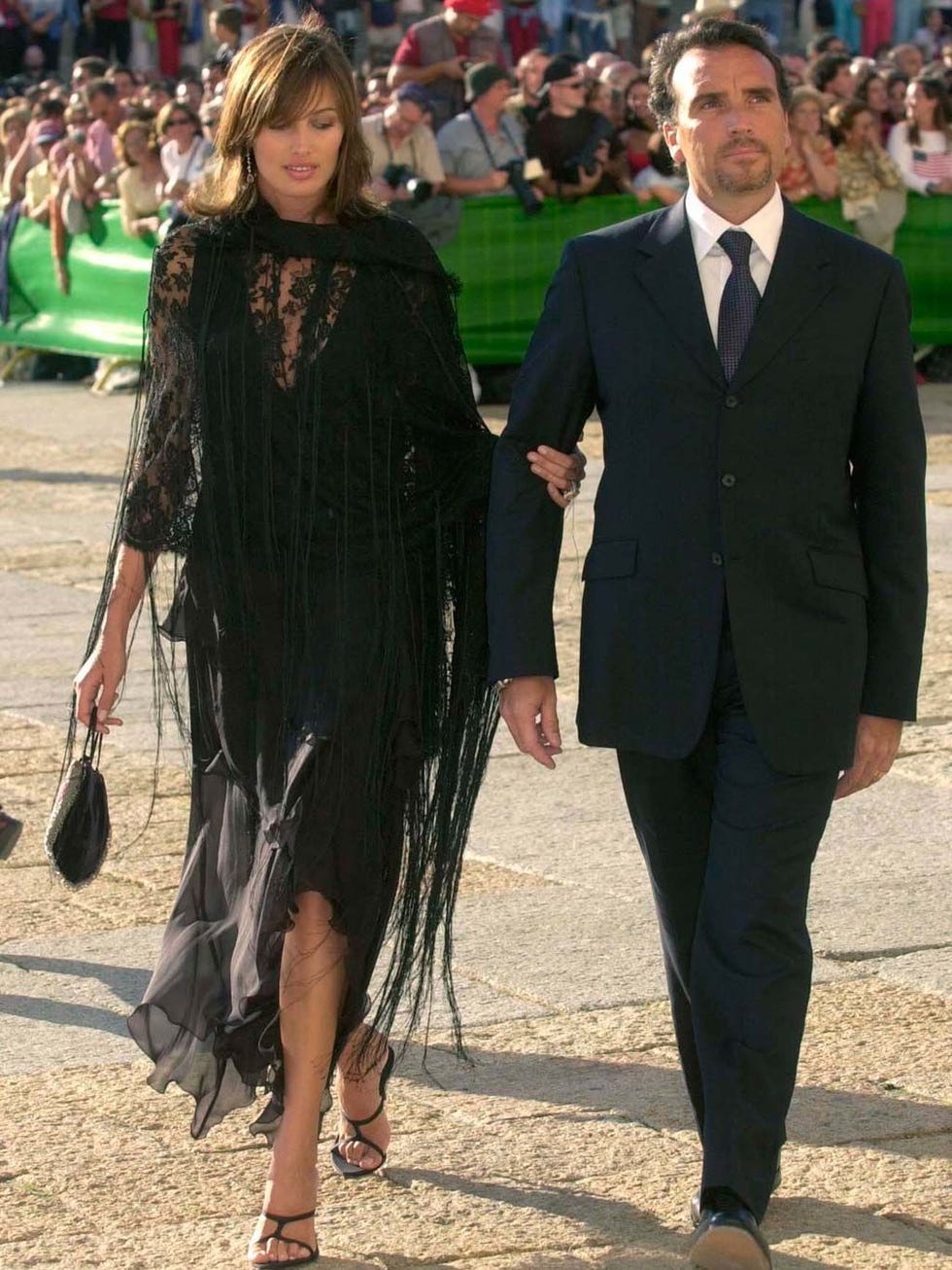 Clothing, People, Coat, Outerwear, Crowd, Suit, Dress, Style, Formal wear, Blazer, 
