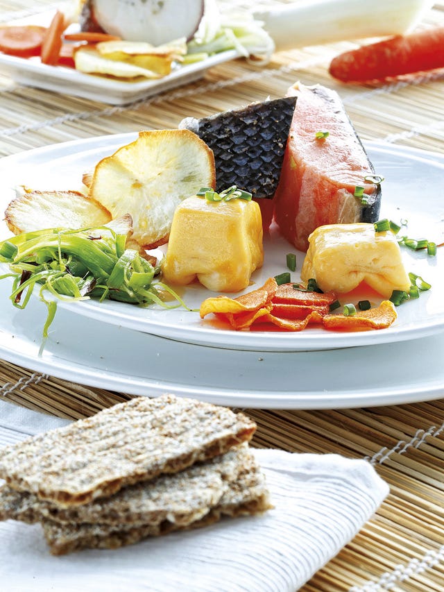 salmón, huevos y crispy de verduras