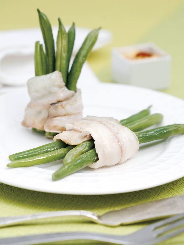 Green, Food, Cuisine, Ingredient, Dishware, White, Produce, Vegetable, Dish, Serveware, 