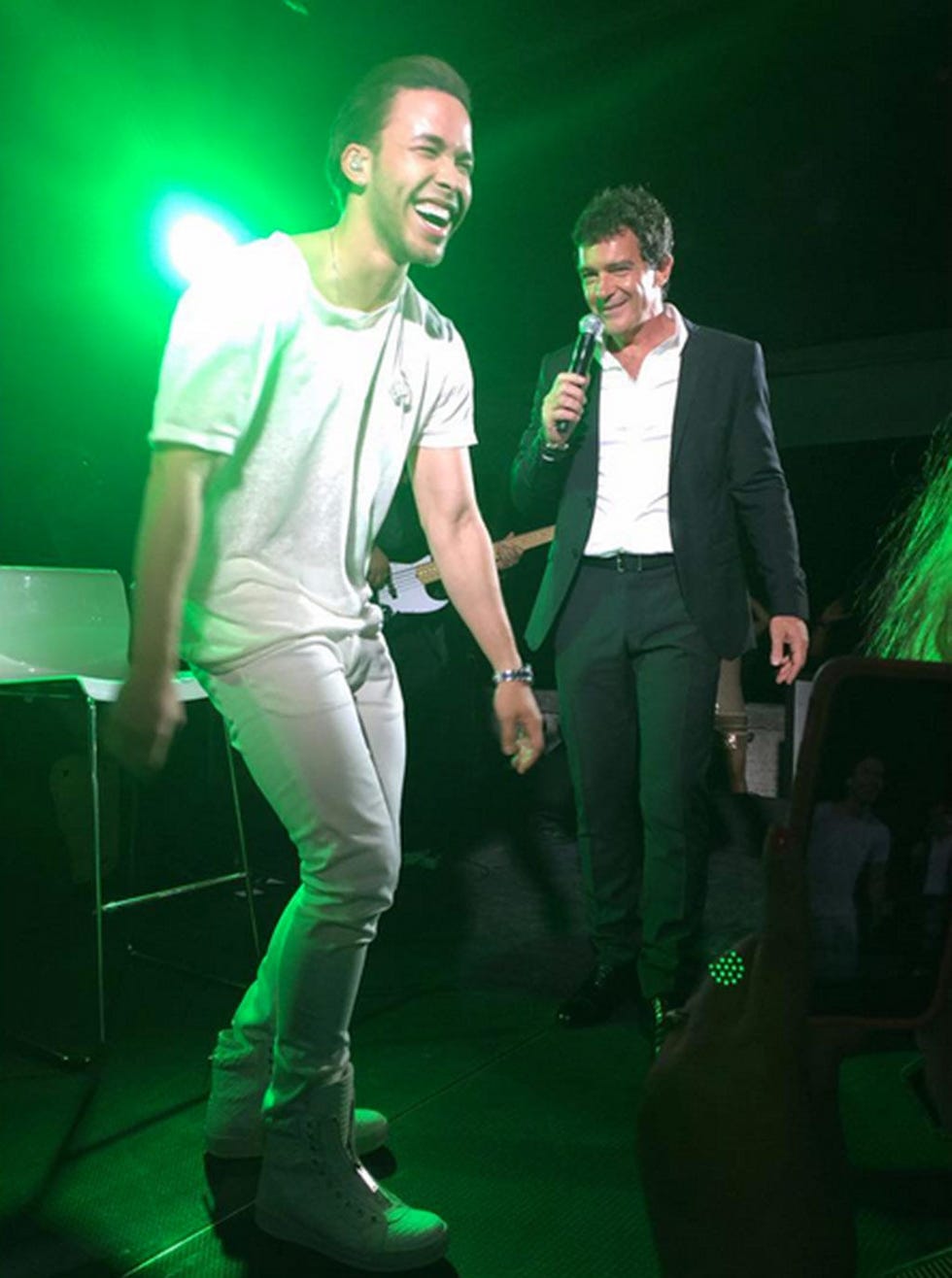 Green, Event, Shoe, Entertainment, Pop music, Performance, Music artist, Stage, Public event, Blazer, 