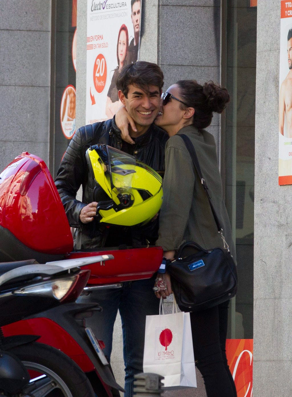 Automotive design, Motorcycle helmet, Fender, Automotive lighting, Personal protective equipment, Bag, Motorcycle accessories, Motorcycle, Luggage and bags, Motorcycle fairing, 