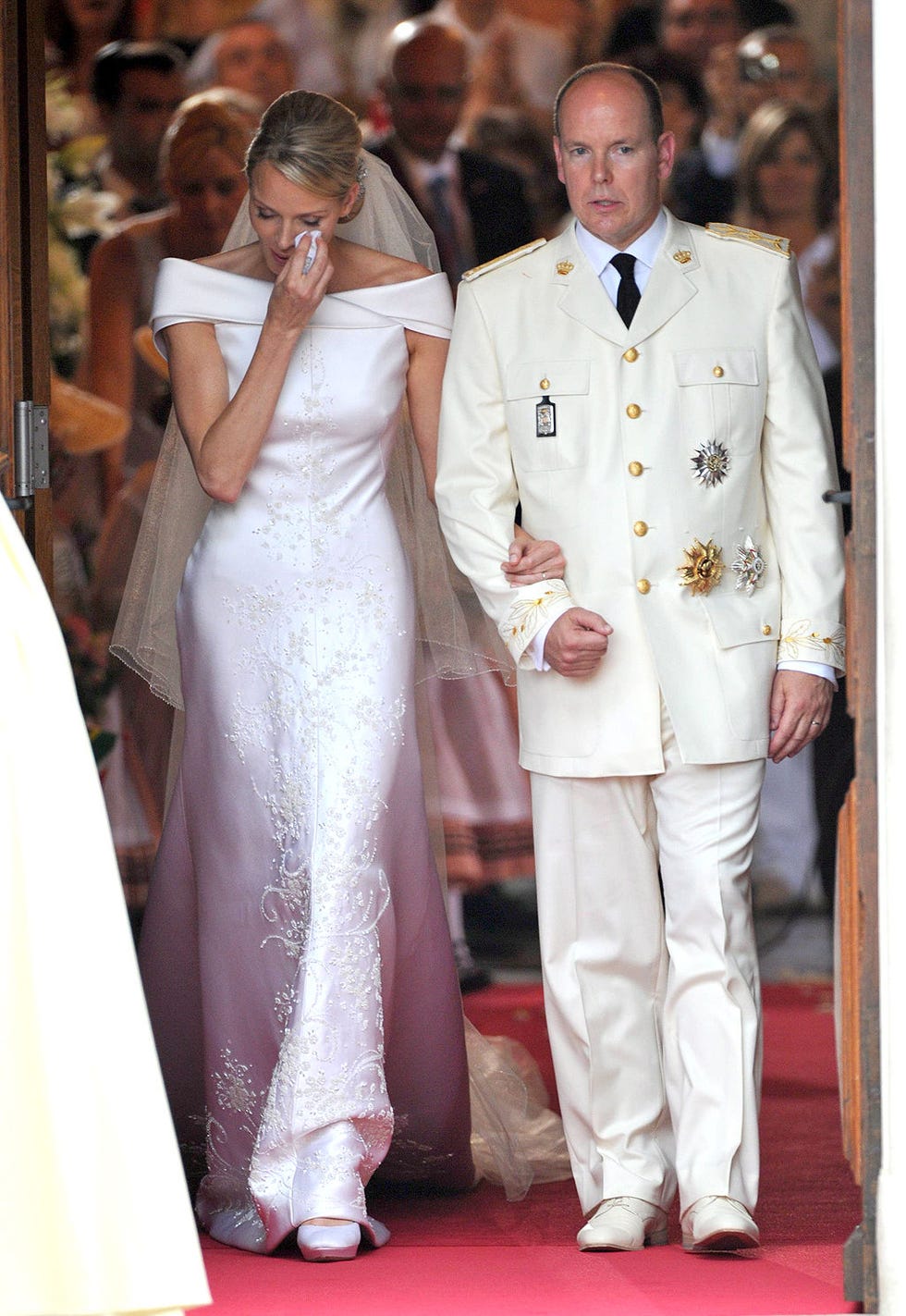Event, Trousers, Dress, Outerwear, Formal wear, Coat, Bridal clothing, Suit, Gown, Fashion, 