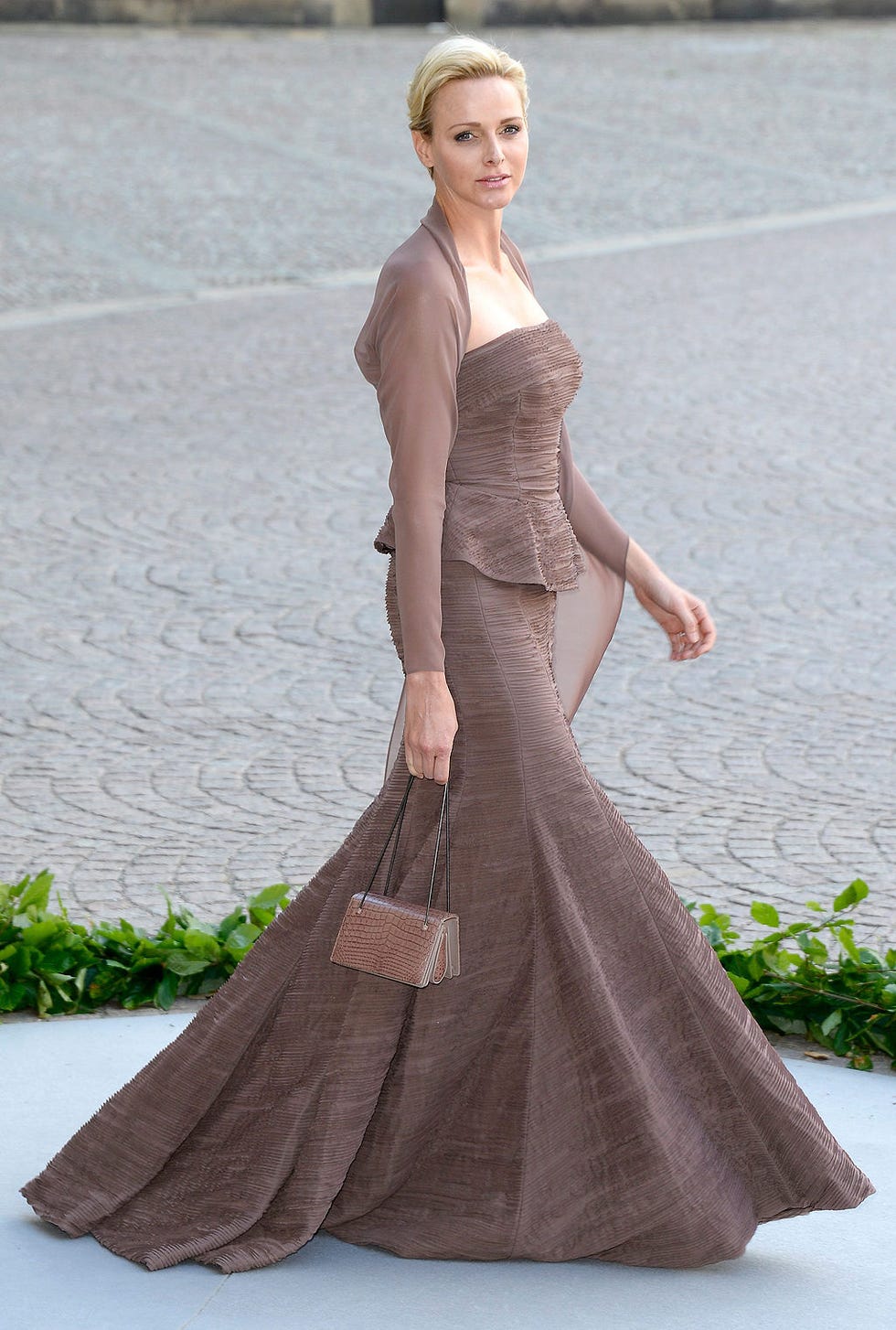 Clothing, Dress, Shoulder, Textile, Gown, Formal wear, One-piece garment, Fashion model, Fashion, Neck, 