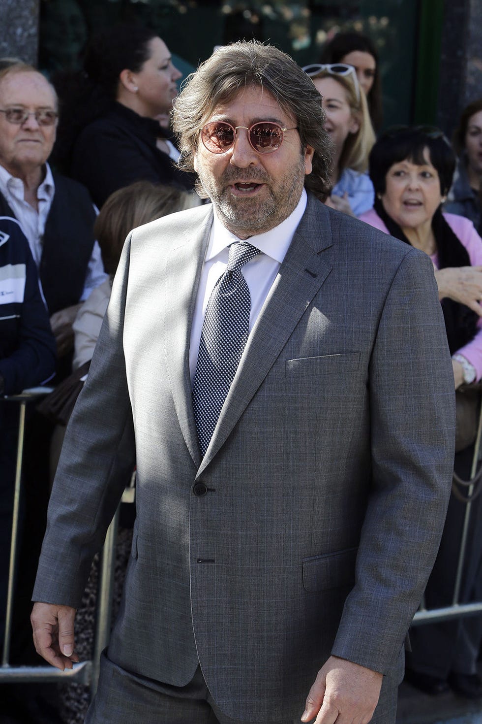 Hair, Face, Head, Coat, Dress shirt, Collar, Trousers, Human body, Shirt, Suit, 