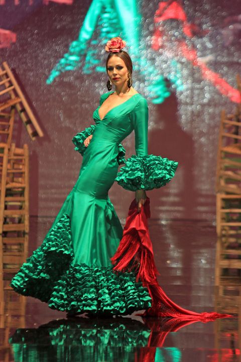 Green, Formal wear, Dress, Fashion, Fashion model, Gown, Model, Haute couture, Stage, Fashion design, 