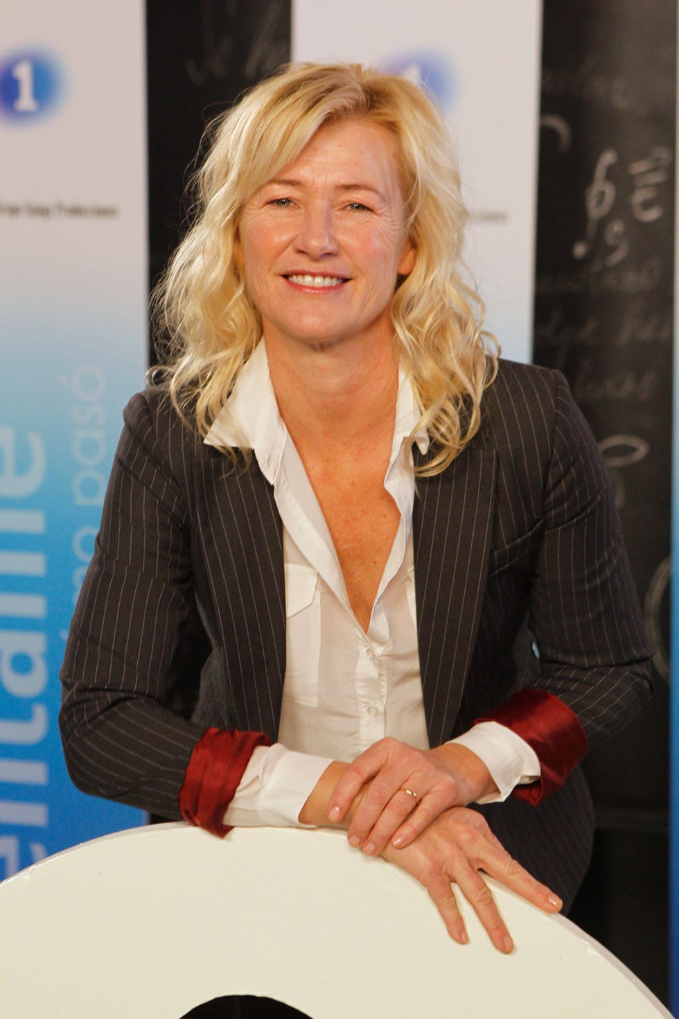 Hand, Blazer, Blond, Laugh, Blackboard, Layered hair, Employment, Feathered hair, Button, Pleased, 