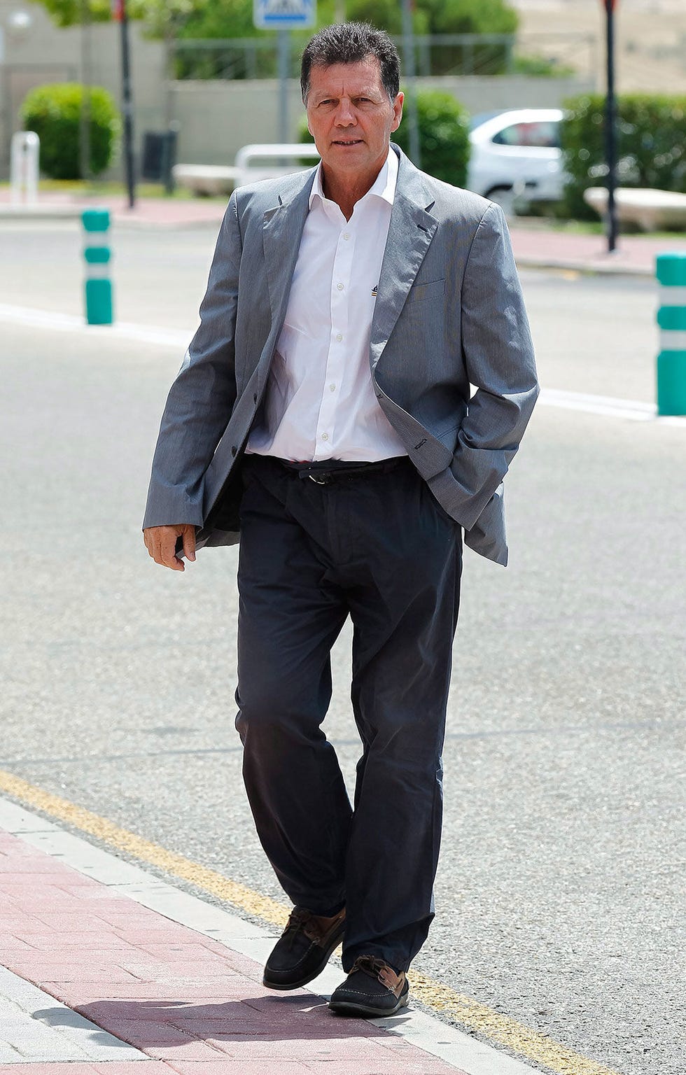 Clothing, Dress shirt, Collar, Sleeve, Trousers, Coat, Shoe, Shirt, Textile, Photograph, 