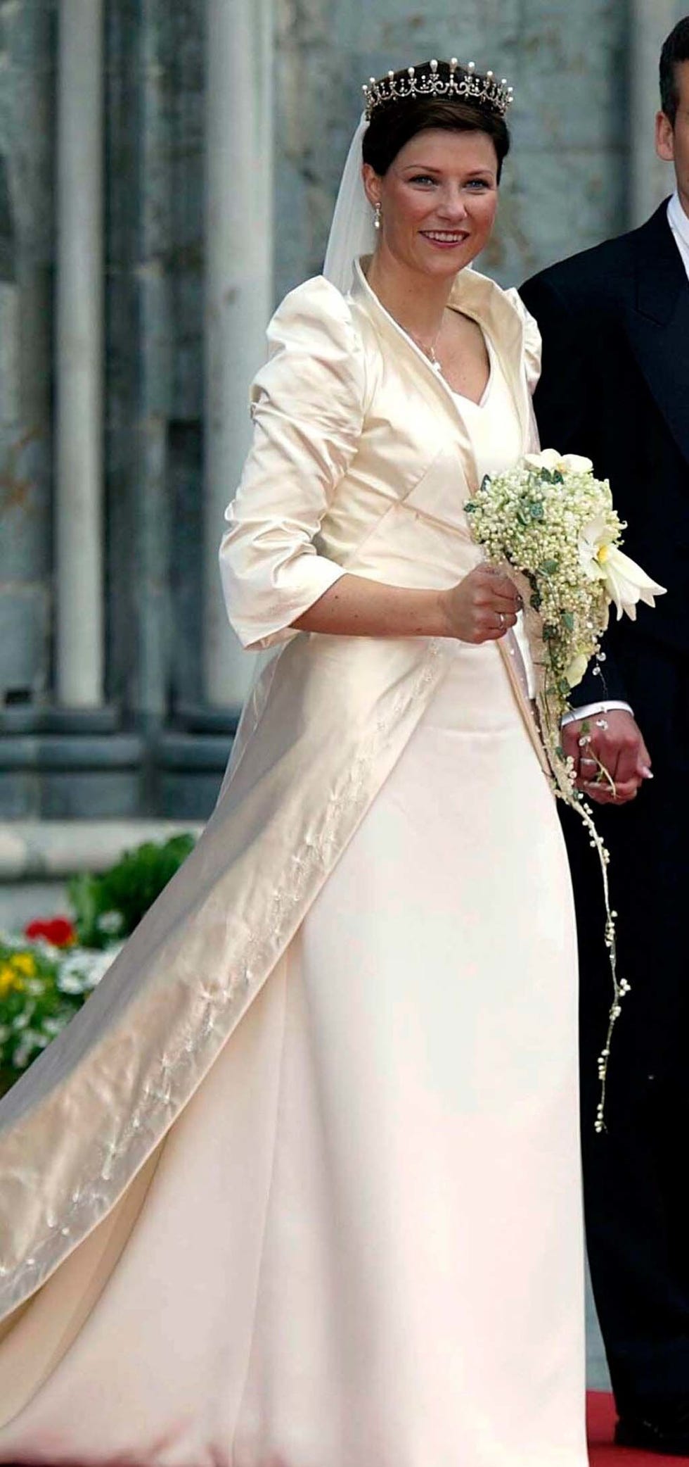 Clothing, Shoulder, Dress, Textile, Petal, Formal wear, Gown, Fashion, Wedding dress, Bridal clothing, 