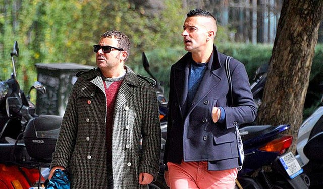 Jacket, Coat, Outerwear, Fender, Sunglasses, Street fashion, Automotive lighting, Blazer, Motorcycle, Goggles, 