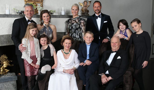 Clothing, Hair, Face, Smile, People, Coat, Event, Trousers, Social group, Suit, 