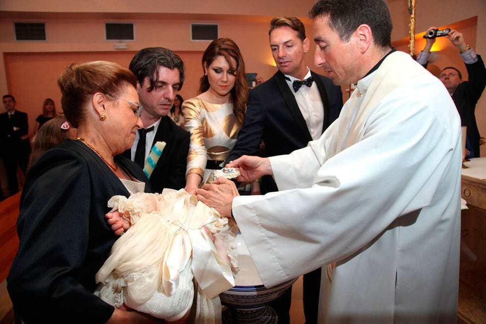 Hair, Formal wear, Tie, Ceremony, Conversation, Ritual, Gown, Tradition, Greeting, Embellishment, 