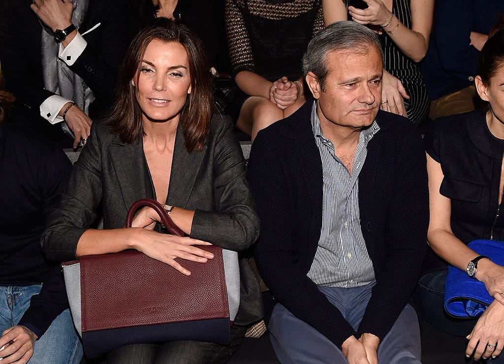 Arm, Hand, Fashion accessory, Sitting, Fashion, Blazer, Necklace, Lap, Thumb, Audience, 