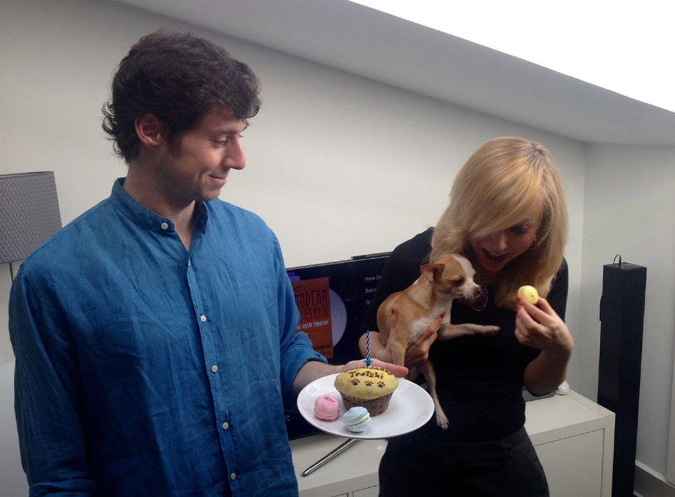 Plate, Food craving, Cuisine, Sharing, Dessert, Dish, Eating, Blond, Brown hair, Baked goods, 