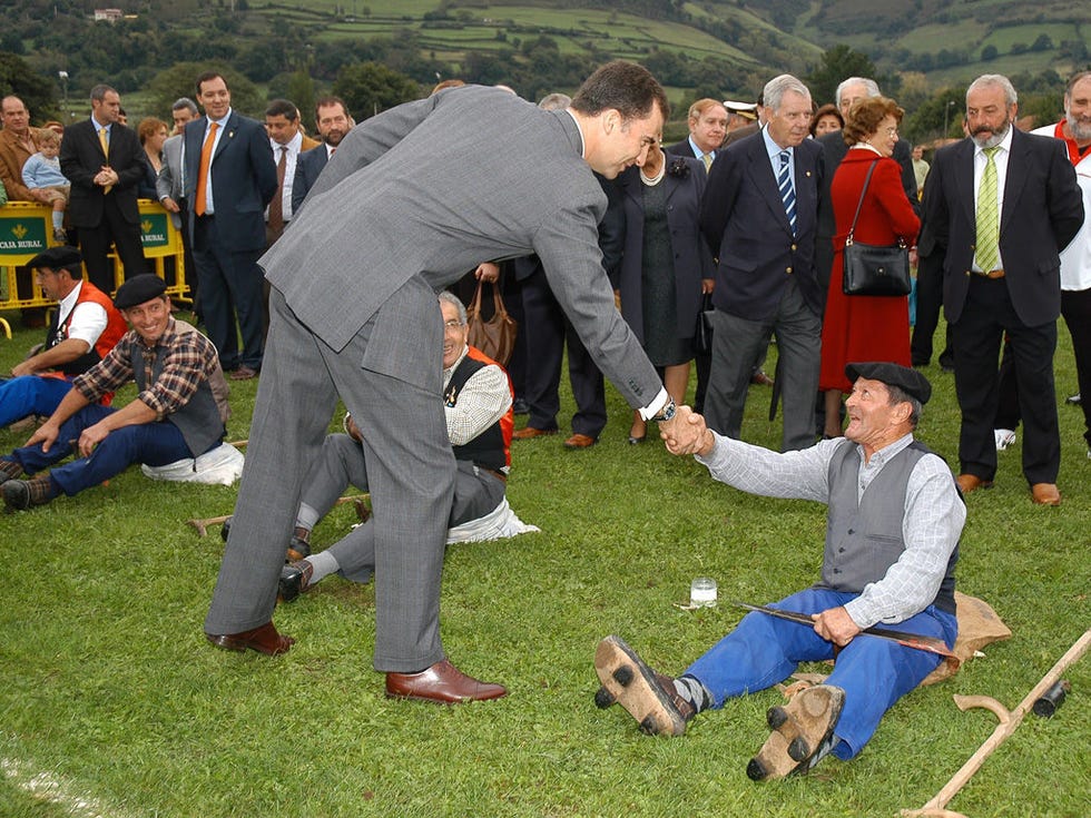 Footwear, Leg, People in nature, Suit, Team, Blazer, Suit trousers, Lap, Collaboration, Kneeling, 