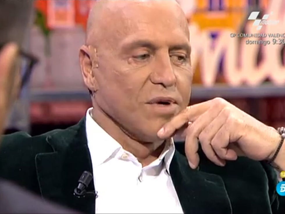 Cheek, Finger, Collar, Chin, Forehead, Eyebrow, Formal wear, Coat, Dress shirt, Blazer, 