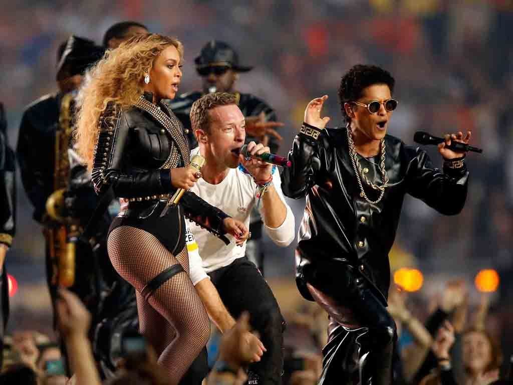 Music, Music artist, Performance, Sunglasses, Public event, Song, Artist, Pop music, Thigh, Performance art, 
