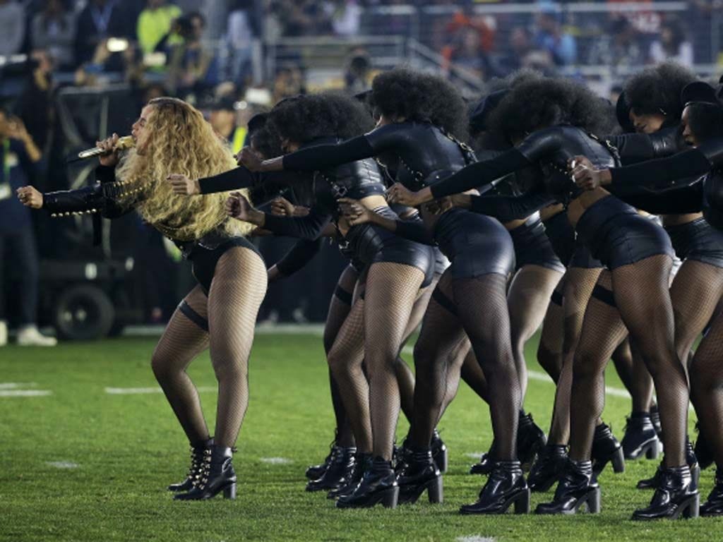 Grass, Human leg, Uniform, Team, Thigh, Stadium, Cheerleading uniform, Calf, Cheerleading, Dance, 
