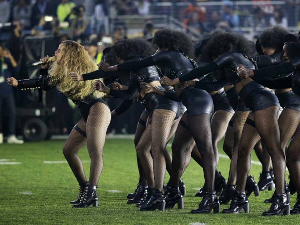 Grass, Human leg, Uniform, Team, Thigh, Stadium, Cheerleading uniform, Calf, Cheerleading, Dance, 