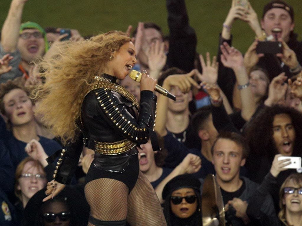 Face, Hair, Head, Nose, Mouth, People, Microphone, Entertainment, Music, Music artist, 