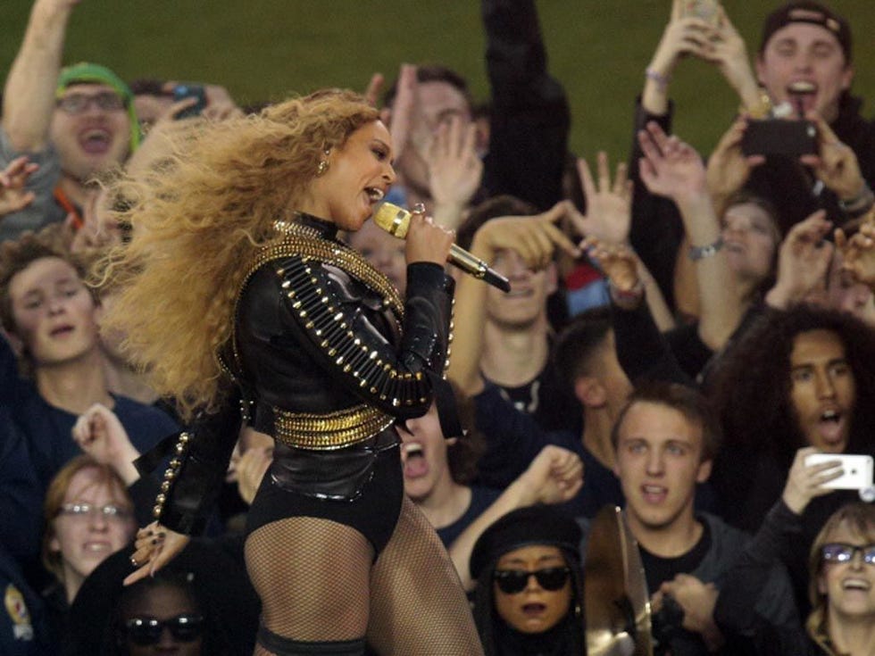 Face, Hair, Head, Nose, Mouth, People, Microphone, Entertainment, Music, Music artist, 