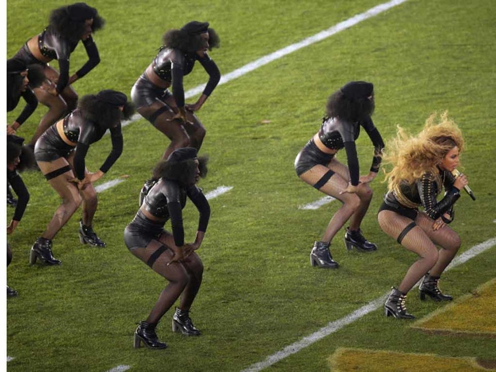 Grass, Human leg, Cheerleading uniform, Stadium, Thigh, Cheerleading, Team sport, Team, Knee, Calf, 