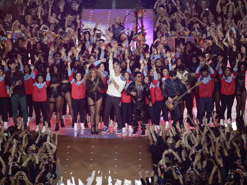 People, Crowd, Social group, Audience, Team, Crew, Cheering, Fan, Hall, Stage, 