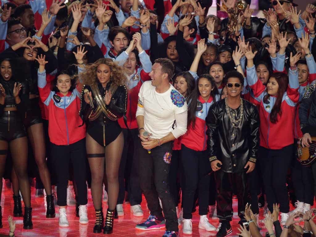 People, Social group, Red, Pink, Crowd, Audience, Fan, Thigh, Team, Active pants, 