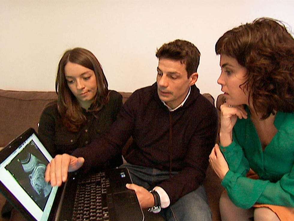 Hair, Electronic device, Laptop part, Sitting, Technology, Interaction, Couch, Laptop, Office equipment, Comfort, 