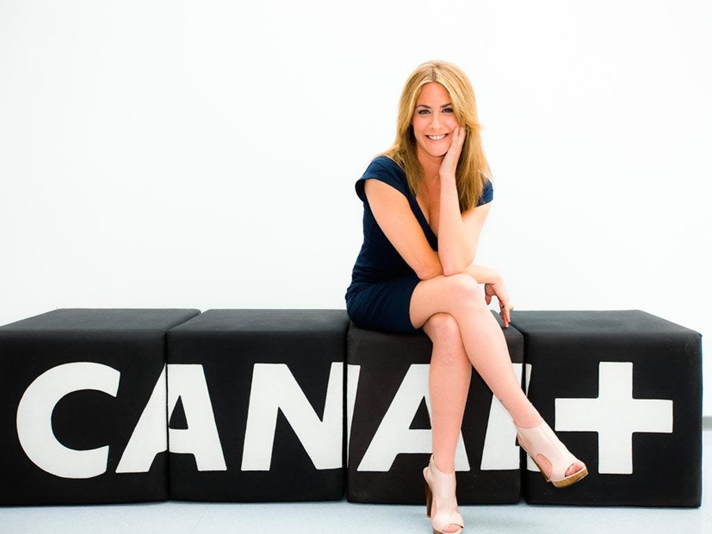 Human leg, Comfort, Sitting, Knee, Font, Logo, Thigh, Foot, Blond, Flash photography, 