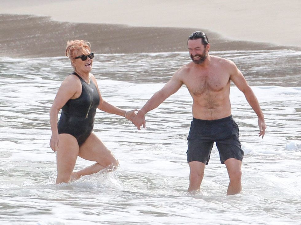 beso de hugh jackman y esposa