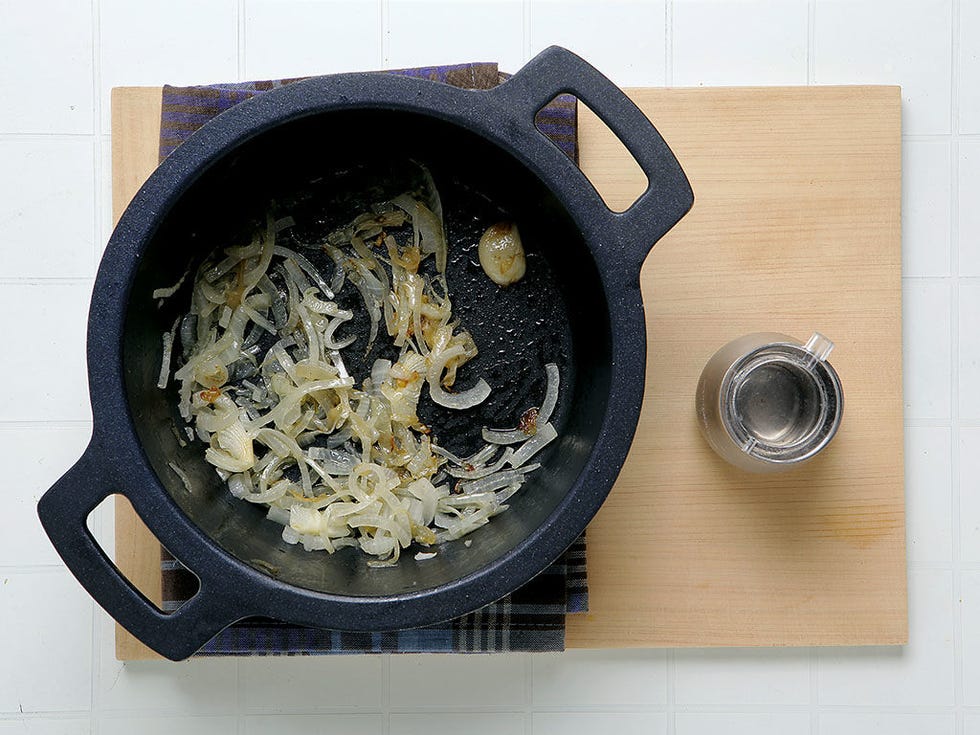 Food, Cuisine, Cookware and bakeware, Recipe, Cooking, Serveware, Wok, Oil, Kitchen utensil, Dishware, 