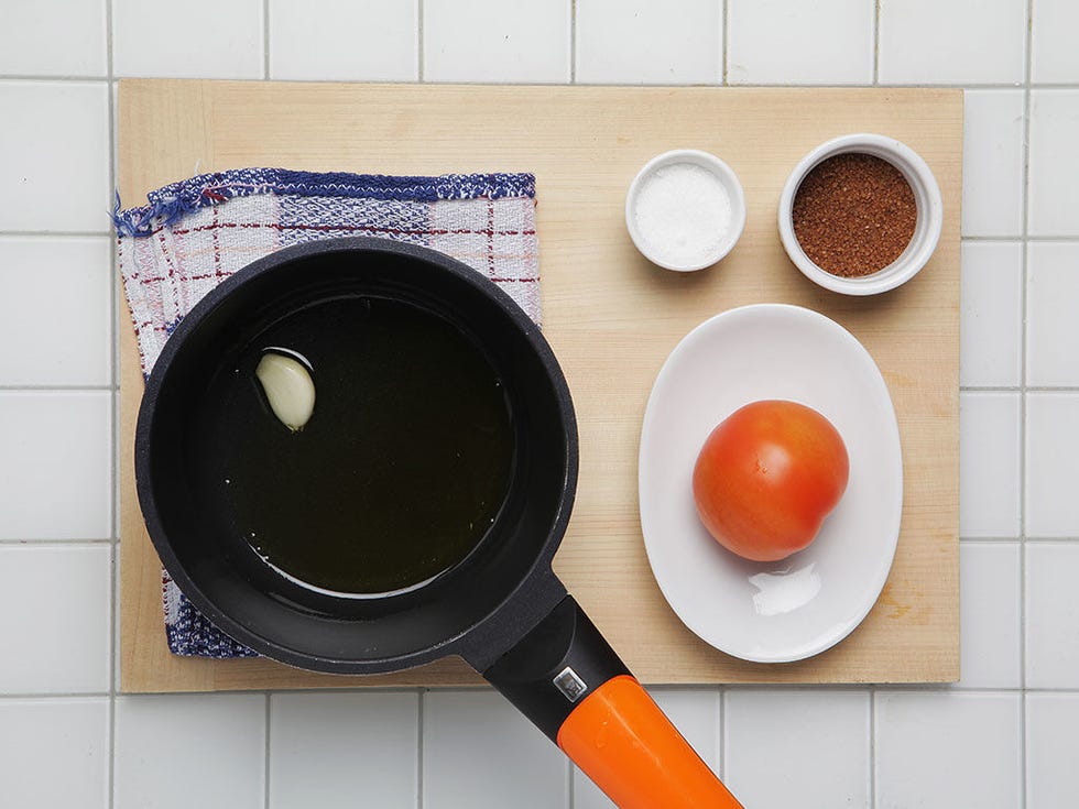 Ingredient, Dishware, Orange, Serveware, Bowl, Cookware and bakeware, Tile, Frying pan, Spice, Tomato, 