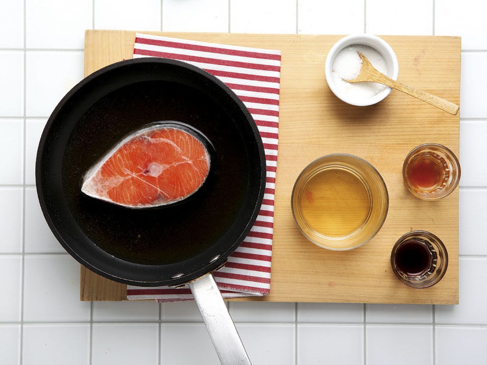dishware, circle, serveware, cookware and bakeware, cooking, kitchen utensil, coquelicot, adhesive, frying pan, square,