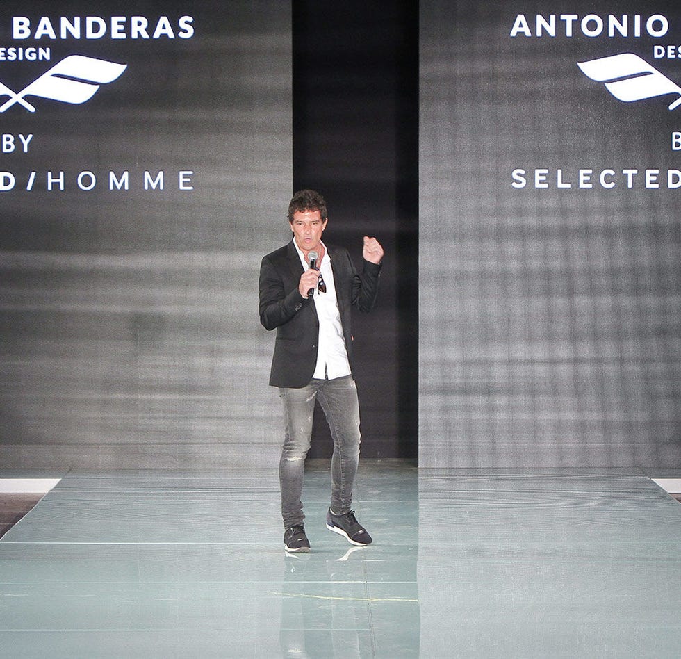 Trousers, Coat, Outerwear, Standing, Suit trousers, Formal wear, Logo, Blazer, Suit, Stage, 