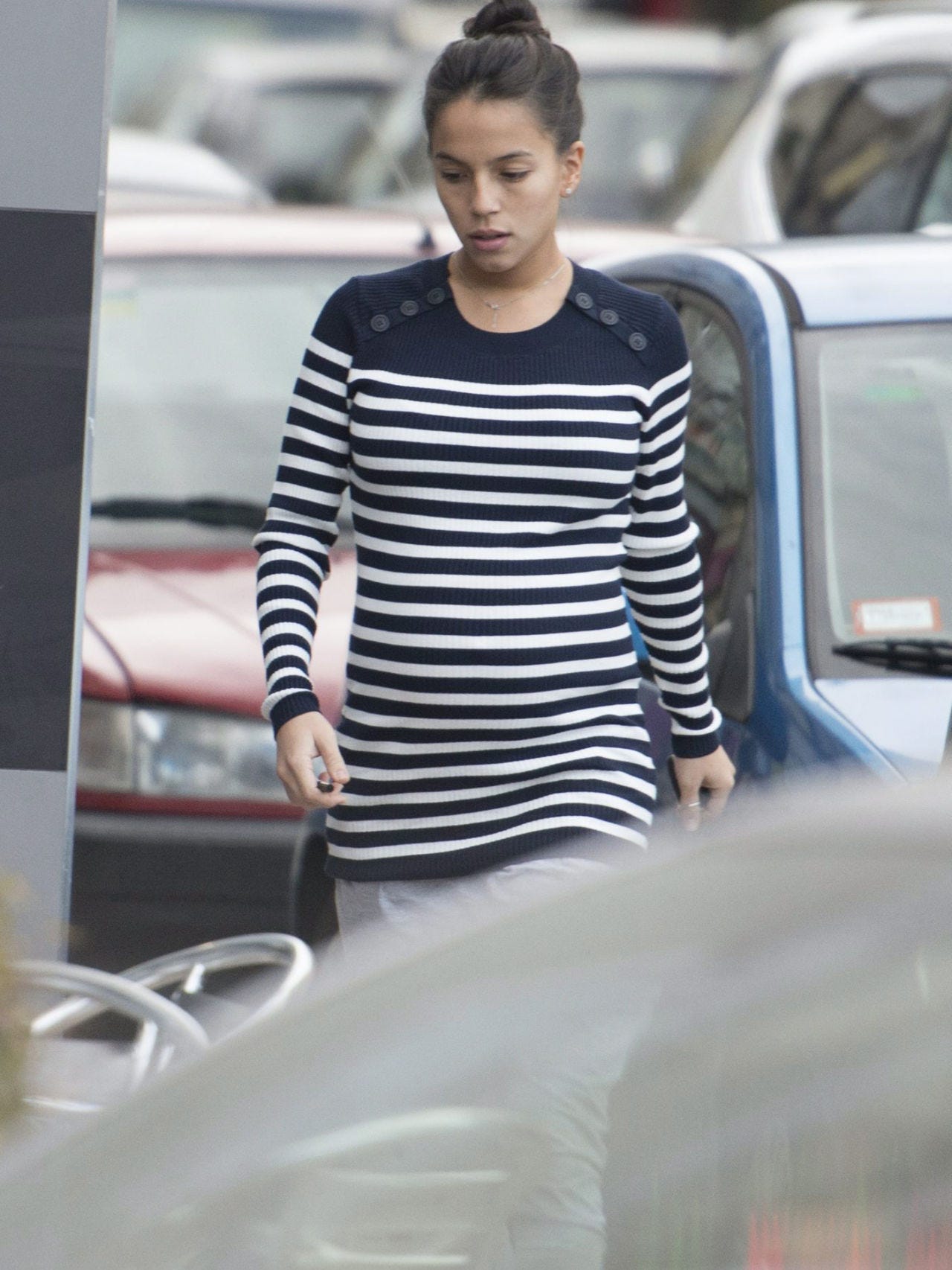 Street fashion, Vehicle door, Automotive window part, Brown hair, Model, Long-sleeved t-shirt, 