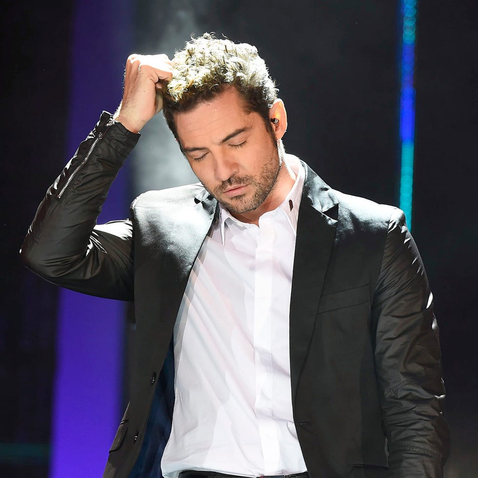 Sleeve, Dress shirt, Collar, Music artist, Blazer, Flash photography, Facial hair, Button, Cuff, Pocket, 