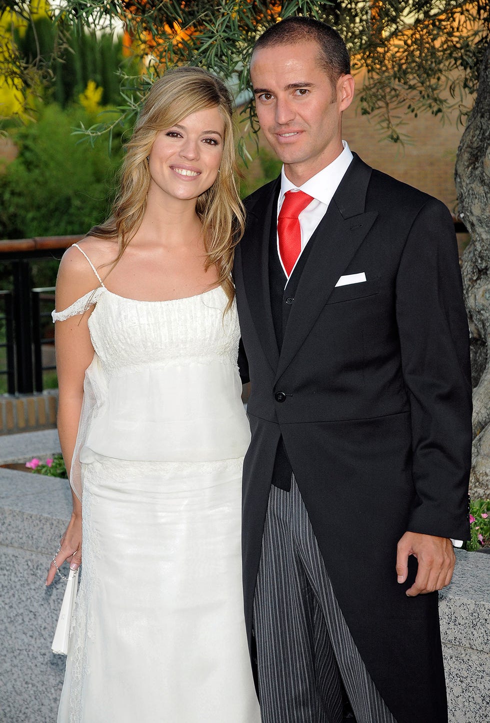 Clothing, Coat, Trousers, Dress, Shirt, Collar, Bridal clothing, Outerwear, Suit, Happy, 