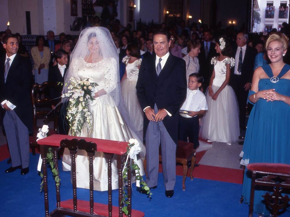Clothing, Hair, Dress, Event, Trousers, Coat, Suit, Photograph, Bridal veil, Formal wear, 