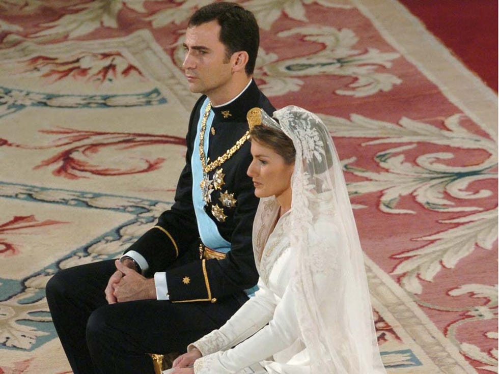 Bridal clothing, Veil, Bridal veil, Formal wear, Tradition, Wedding dress, Bride, Marriage, Gown, Hair accessory, 