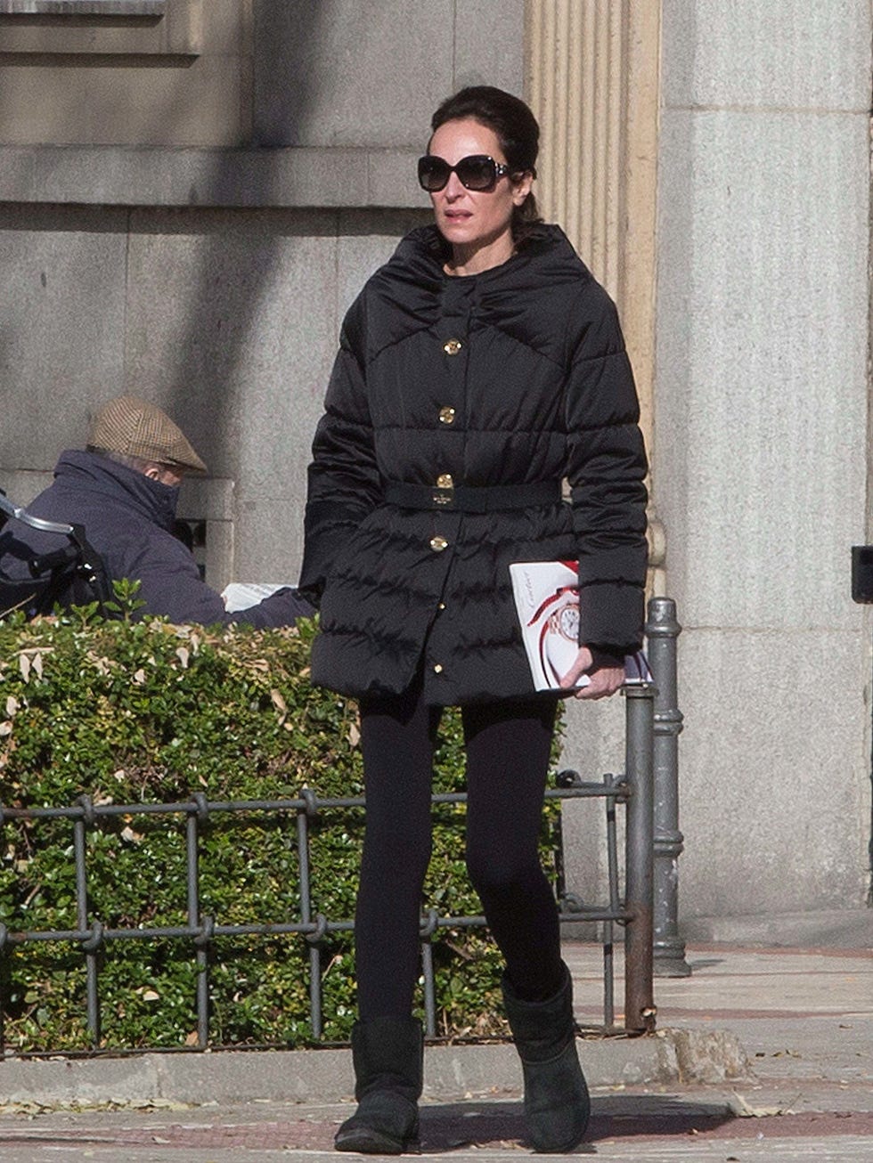 Clothing, Eyewear, Vision care, Glasses, Sunglasses, Coat, Textile, Outerwear, Standing, Style, 