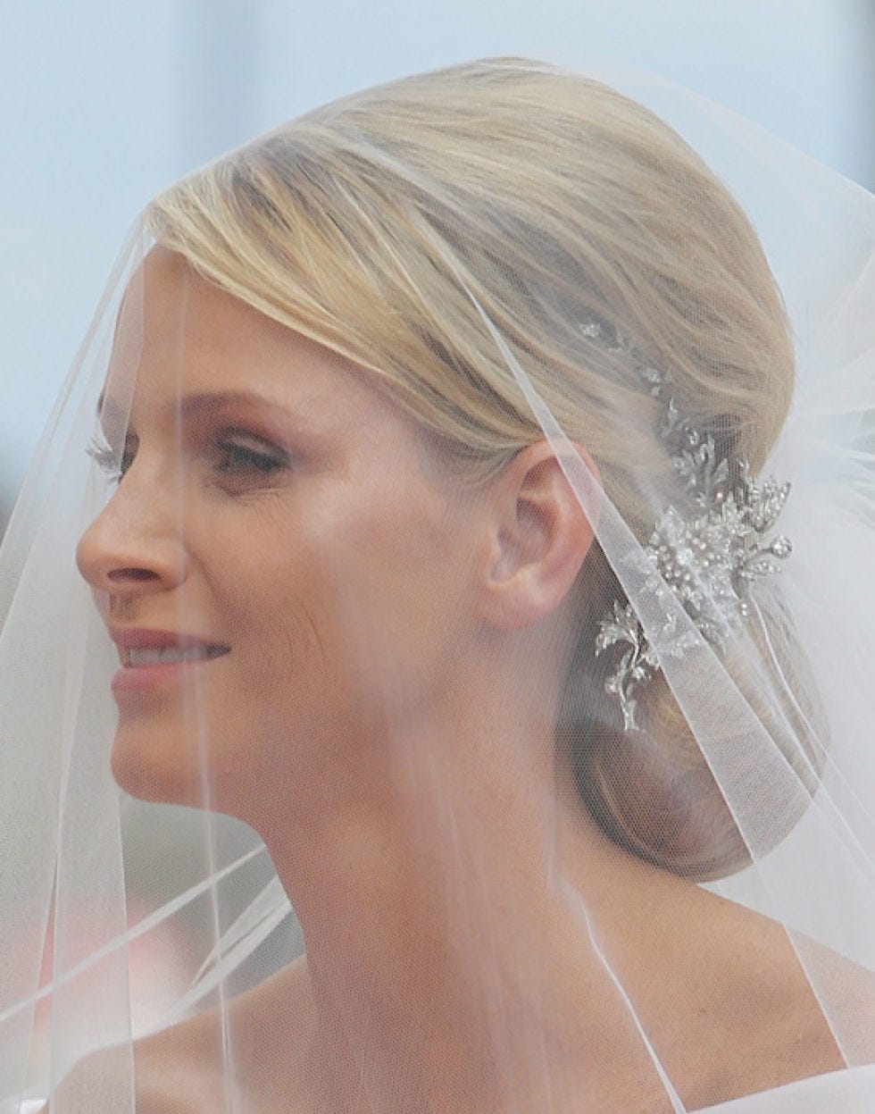 Hairstyle, Forehead, Veil, Bridal accessory, Bridal veil, Eyebrow, Beauty, Wedding dress, Bride, Hair accessory, 