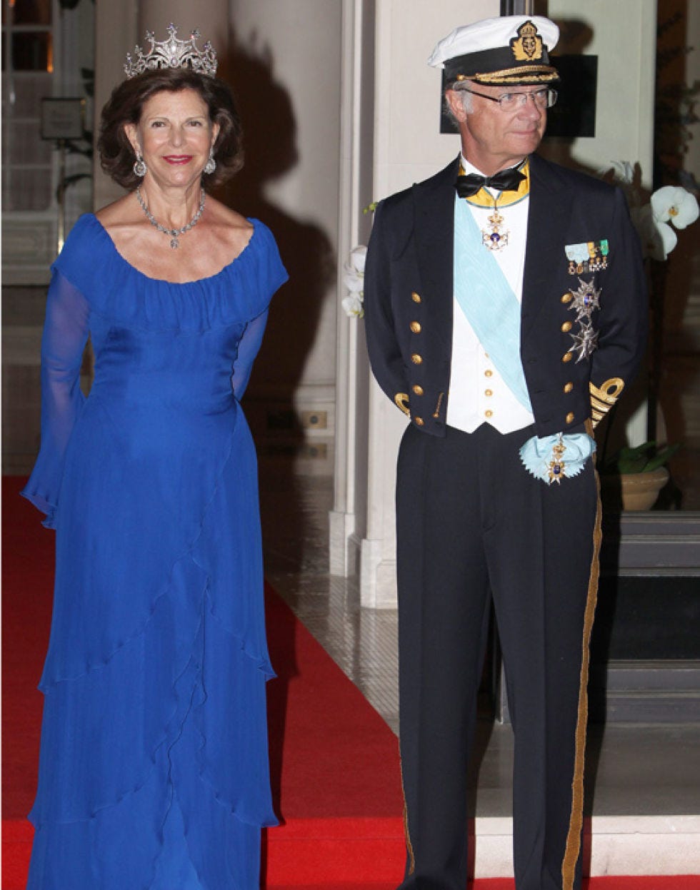 Nose, Dress, Collar, Outerwear, Formal wear, Style, Hat, Suit trousers, Headgear, Electric blue, 