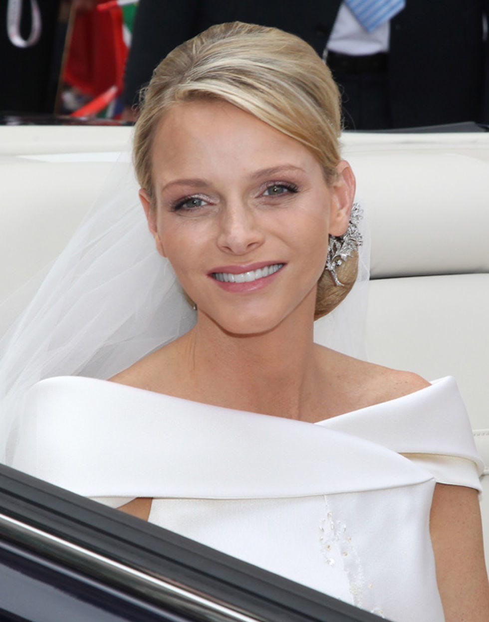 Hairstyle, Forehead, Shoulder, Eyebrow, Eyelash, Earrings, Bridal veil, Style, Bridal clothing, Veil, 
