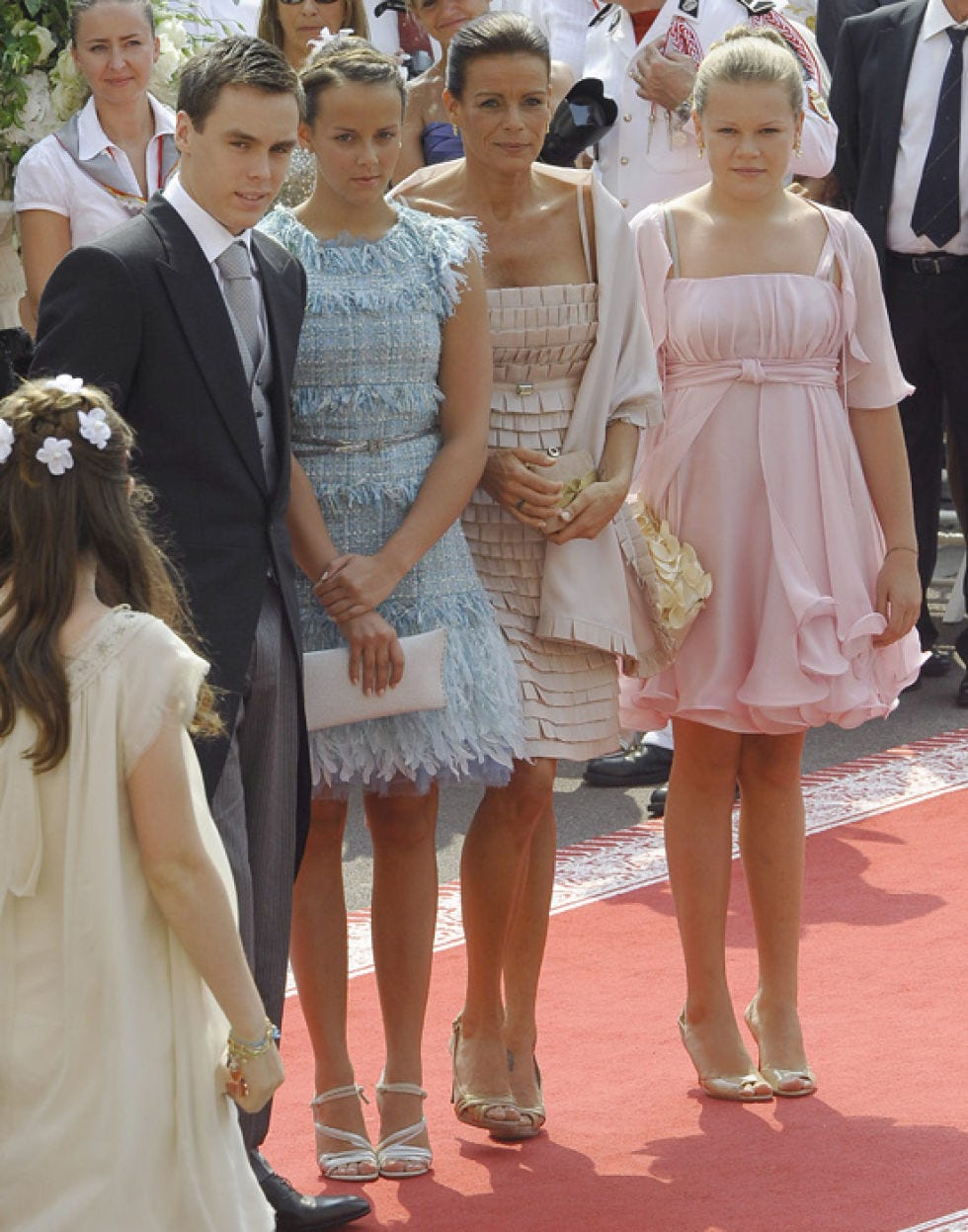 Clothing, Hairstyle, Trousers, Dress, Outerwear, Coat, Flooring, Hair accessory, Formal wear, Style, 