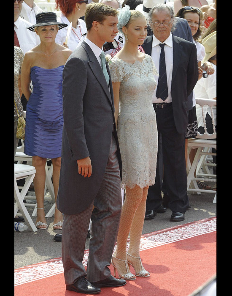 Clothing, Footwear, Leg, Dress, Trousers, Coat, Suit, Outerwear, Formal wear, Style, 